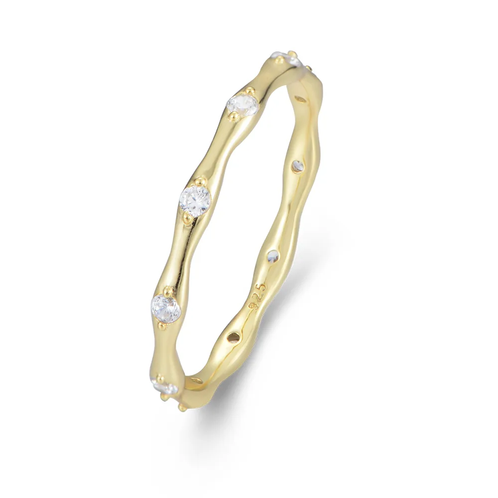 Organic wavy gold ring with bezel-set cubic zirconia, nature-inspired delicate band for everyday elegance.